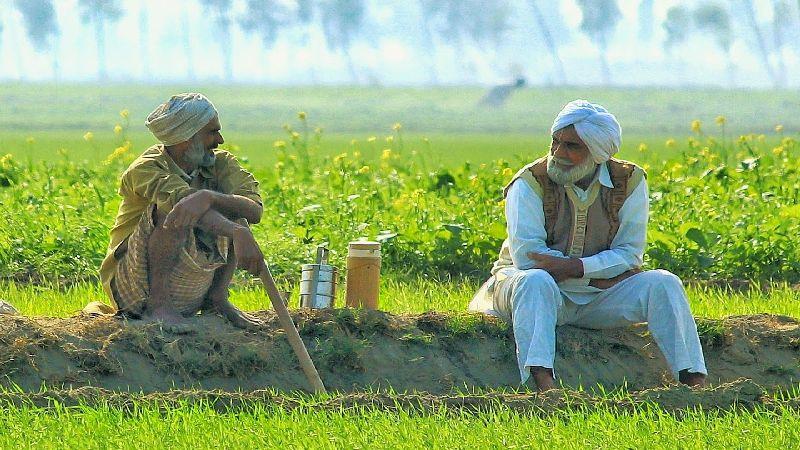 सामाजिक-आर्थिक बाधाओं के चलते भारतीय किसान जलवायु परिवर्तन से कैसे अपना सामंजस्य स्थापित करते हैं?