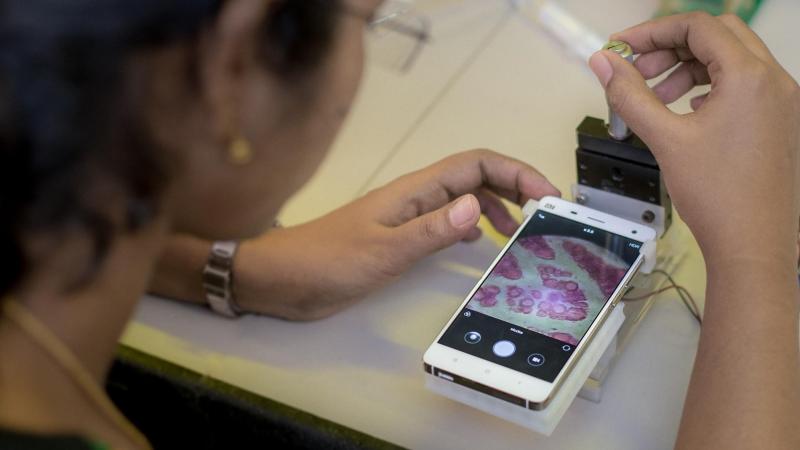 आयआयटी मुंबई मधील शास्त्रज्ञांनी स्मार्टफोनला जोडता येतील अशी छोटी व स्वस्त सूक्ष्मदर्शी भिंगे विकसित  केली आहेत. 