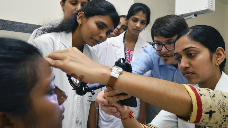 Remote diagnosis of retinopathy with an easy, low-cost smartphone-based tool