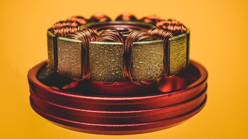 The laws of electromagnetism at the scale of a few atoms