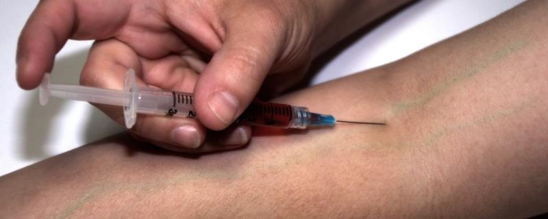 पीड़ारहित इंजेक्शन हेतु कंपन का उपयोग