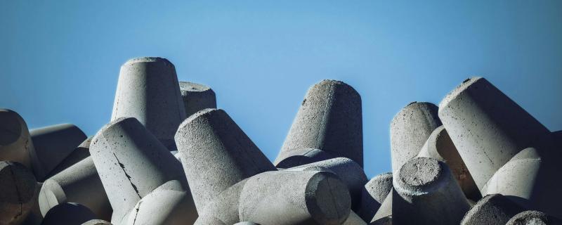 An image of concrete tetrapods used as wave breakers to prevent beach erosion. [Credits: Pexels] 
