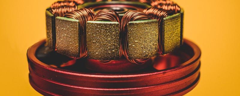 The laws of electromagnetism at the scale of a few atoms